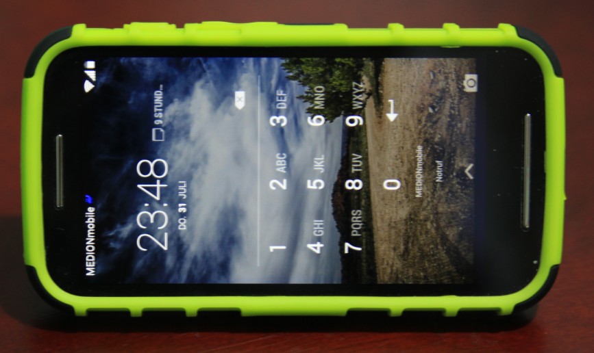 Mein neues Handy mit grüner Sturzschutzhülle, fotografiert mit der Spiegelreflex