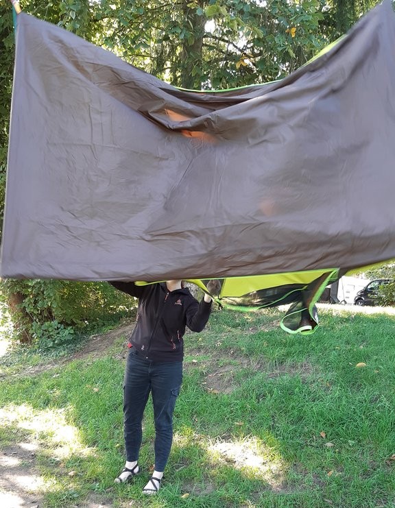 Meine Freundin hebt das Zelt in die Luft